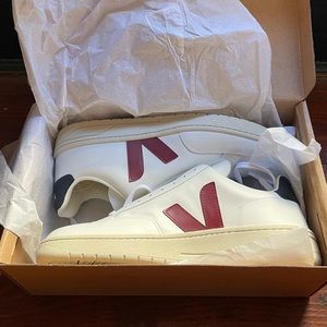 Veja Men’s V-12 Leather Sneakers (NEVER WORN)